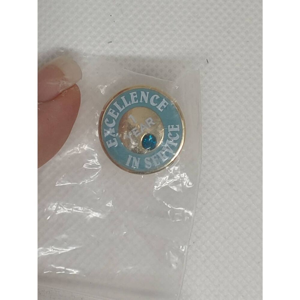 Amazon Peccy Pin "Excellence In Service 1 Year"